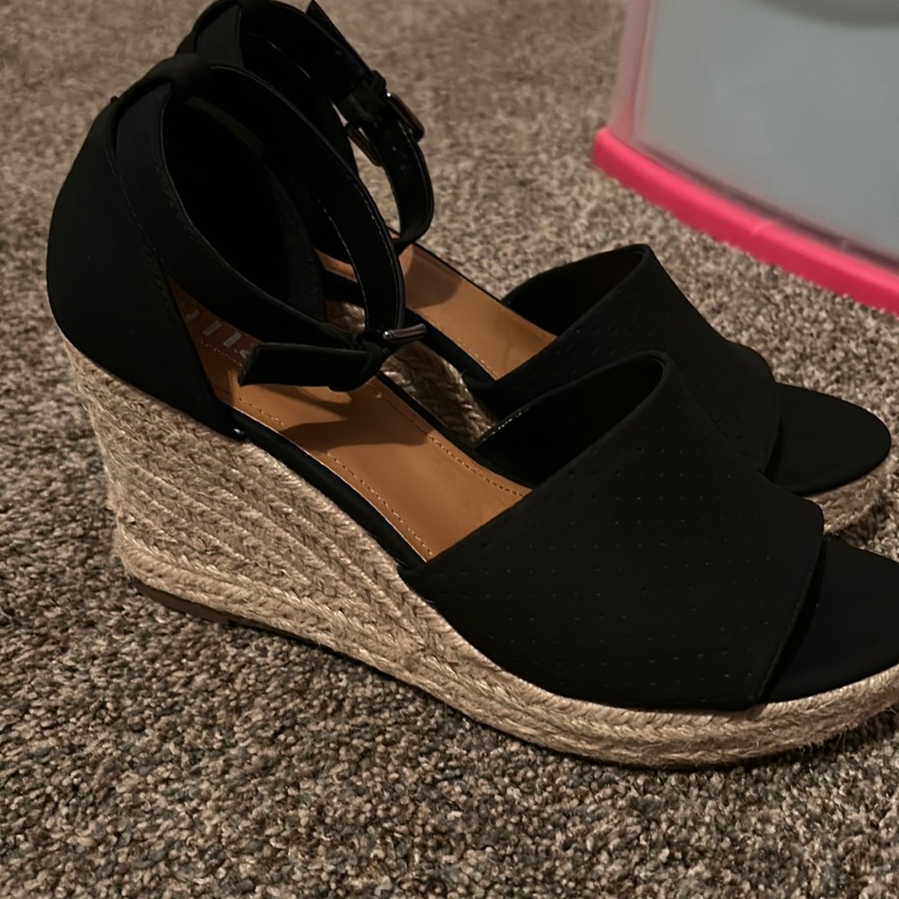 women’s black wedges